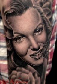 Oso kolore ederra Marilyn Monroe erretratua tatuaje eredua
