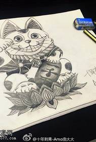 klassiska handmålade lyckliga katt lotus tatuering mönster