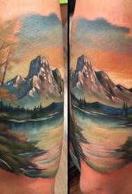 Modello di tatuaggio colorato naturale paesaggio montano e lago coscia