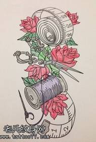 Рукописный цветочный образец татуировки ленты