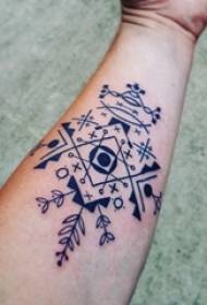 Mädchen Arm auf schwarzer Linie geometrisches Element kreative Muster Tattoo Bild