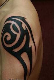 Patrón de tatuaje con tótem atmosférico de brazo