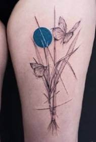 set uzoraka linija i plavih krugova u kombinaciji s radovima tetovaža