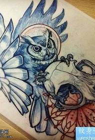 Manuscript uil tattoo patroon