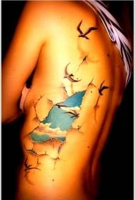 paysage de ciel de rupture de peau créative côtes avec motif de tatouage oiseau