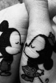 Ob peb lub tsheb tas luav Mickey thiab Minnie Tattoo Txawv