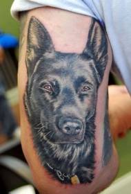 Immagine realistica del tatuaggio del pastore tedesco del braccio maschio