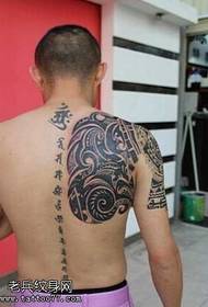Motif de tatouage totem demi-atmosphère