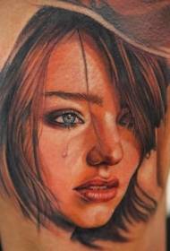 színes gyönyörű fiatal síró lány portré reális tetoválás minta