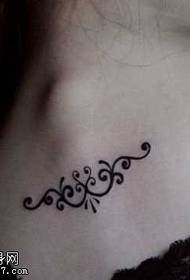 disegno del tatuaggio totem piccolo e delicato sul retro