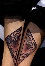 immagine del tatuaggio della testa di tigre che si nasconde nella geometria