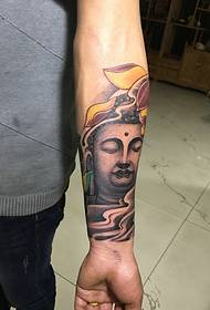 gambar tato lengan Buddha mendominasi