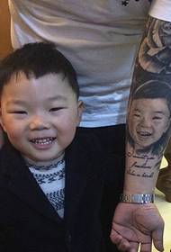 arm mycket färsk liten pojke porträtt tatuering