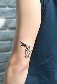 gambar tato hewan kecil yang tidak mencolok di luar lengan