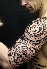 Klassiek perfect arm tattoo-patroon voor mannen