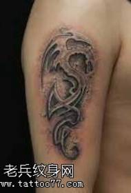 arm draak standbeeld tattoo patroon