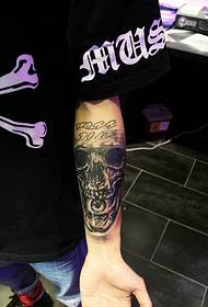 tide male arm personality skull tattoo na larawan