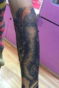 motif de tatouage dieu éléphant bras noir et blanc pour hommes