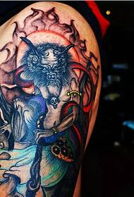 ohromující obrázek velké paže totem tetování