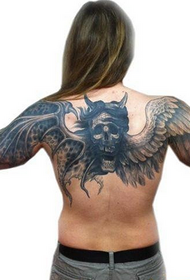 Atrás fresco e fermoso cráneo con fotos de tatuaxe de ás