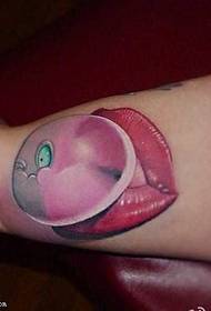 Patrón de tatuaje de labios de brazo