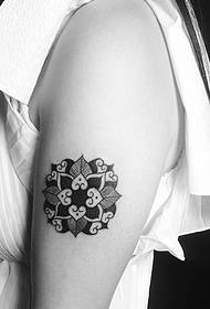 tatuaggio di totem bello braccio femminile