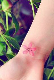 slika male svježe tetovaže na ruci trešnje, lijepa i dirljiva