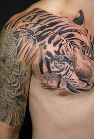 mellkas kar sárkány küzdelem tigris tetoválás