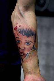 lindo lindo niño pequeño retrato tatuaje tatuaje