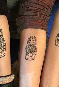 Fotografia e tatuazhit të trefishtë të krahut të plotë me personalitet