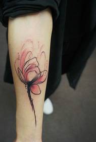 arme un beau tatouage de lotus en pleine floraison