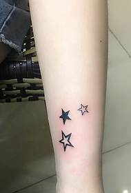 braccio piccola foto di tatuaggio stella a tre punte fresca