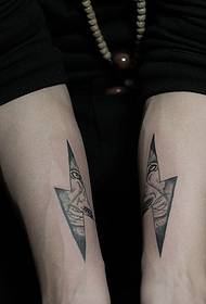 double bras à l'intérieur du motif de tatouage totem créatif