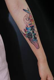 красивий і прохолодний рука татуювання дельфінів