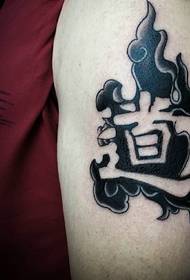 celkom kreatívne tetovanie na veľkých ramenách