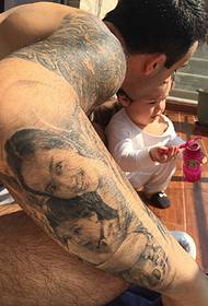 varmt mønster tatovering på fars arm
