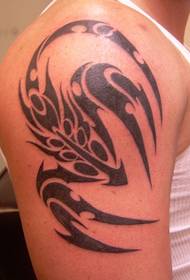 komea skorpioni totem tatuointi käsivarren