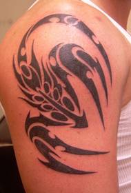 လက်မောင်းပေါ်တွင်ချောမော Scorpion Totem တက်တူးထိုး