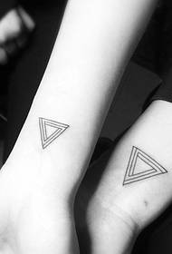 prekrivajući se trokutastim rukama par tetovaža slike