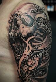 model de tatuaj de cenușă neagră cu braț mare