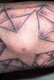 tatuaggio creativo con ragnatela a cinque stelle sul braccio