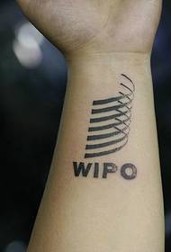 imatge creativa i personalitzada del tatuatge del braç