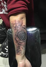как мужчины, так и женщины могут иметь татуировки с цветком руки