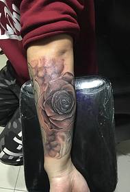 sia gli uomini che le donne possono avere foto di tatuaggi a fiori sul braccio