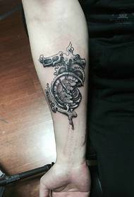 bras cassé horloge tatouage image personnalité unique