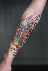 колибри түсті кальмар татуировкасы қатты ұнатады