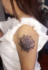 tatuaggio tatuaggio rosa bianco e nero braccio bianco delle donne