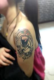 hermoso zorro tatuaje de zorro en el hermoso brazo