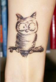 ແຂນສີດໍາແລະສີຂາວບຸກຄົນ owl tattoo ງາມ