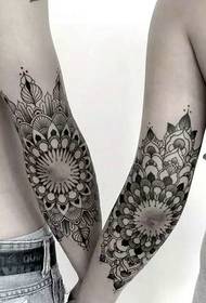 погодан за руку пара изван ван Гогх тетоваже за тетовирање